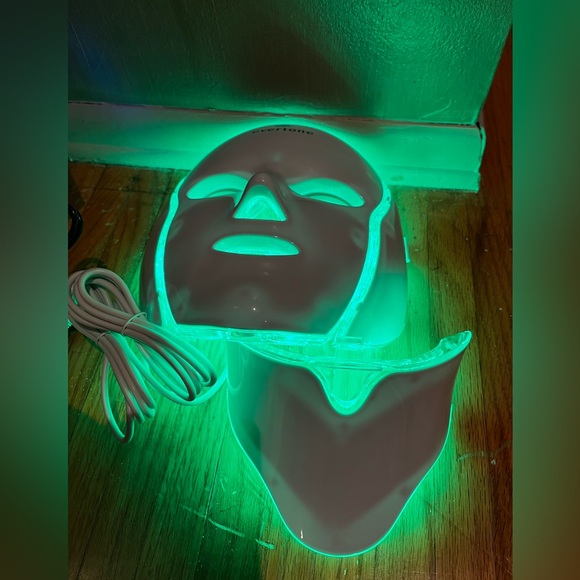 Evertone Omniglow LED Face and Neck Mask - Picture 17 of 17